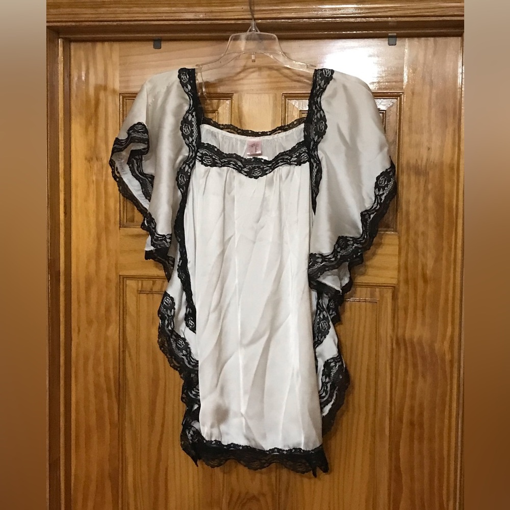Rue 21 Dressy Blouse / Top w/ Delicate Black Lace Eyelet Embellishment Trim NWT